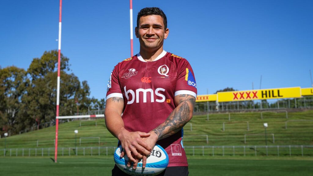 Wallabies centre Izaia Perese is to return to Australia, rejoining the Queensland Reds.
