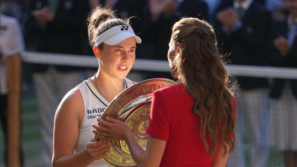 Princess Kate presents the Wimbledon Venus Rosewater Dish to singles champ Linda Noskova.
