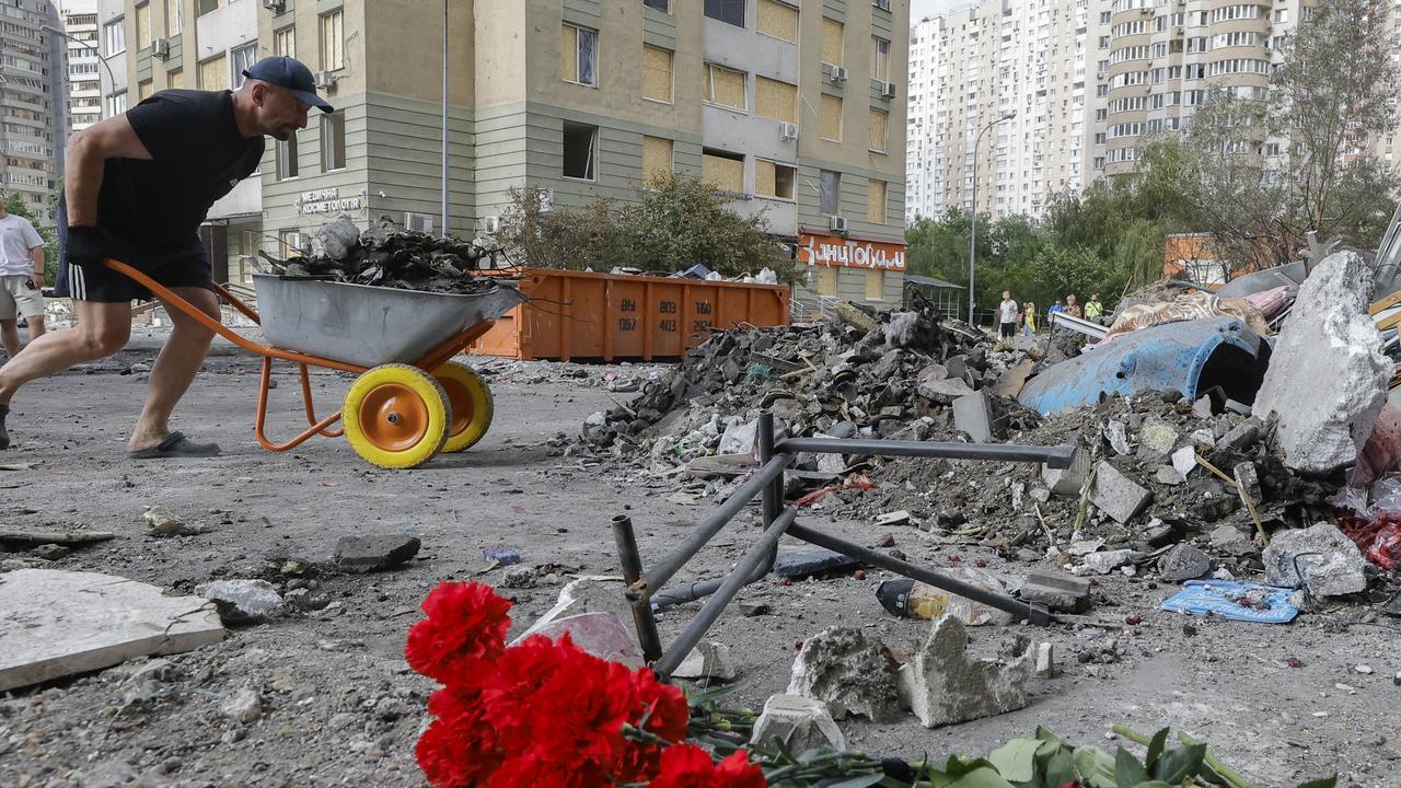 Kyiv mourns victims of Russian attack