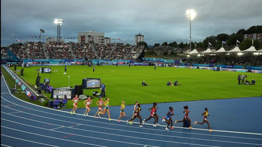 Rose Davis bides her time before winning the women’s 10,000m final at the Commonwealth Games.
