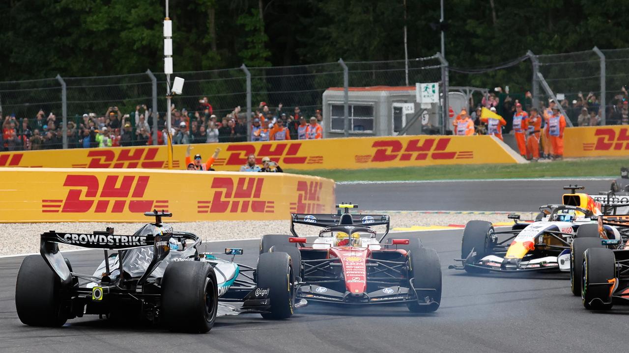 Mercedes driver George Russell (l)