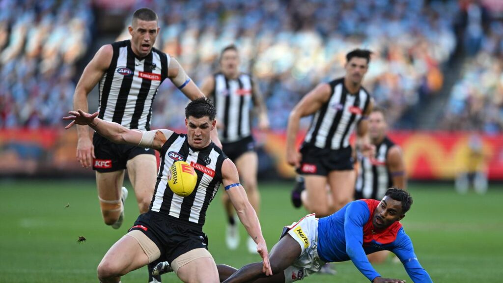Brayden Maynard is back for Collingwood to take on the Gold Coast Suns.
