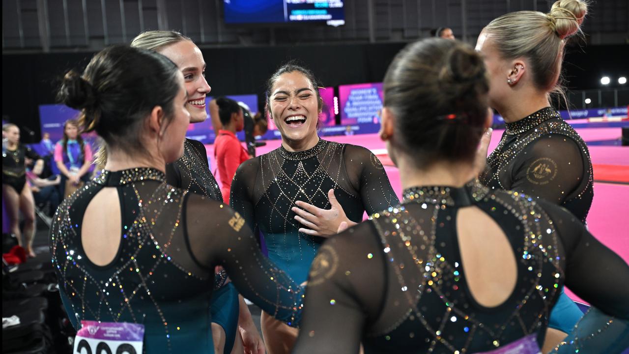 Georgia Godwin (centre)