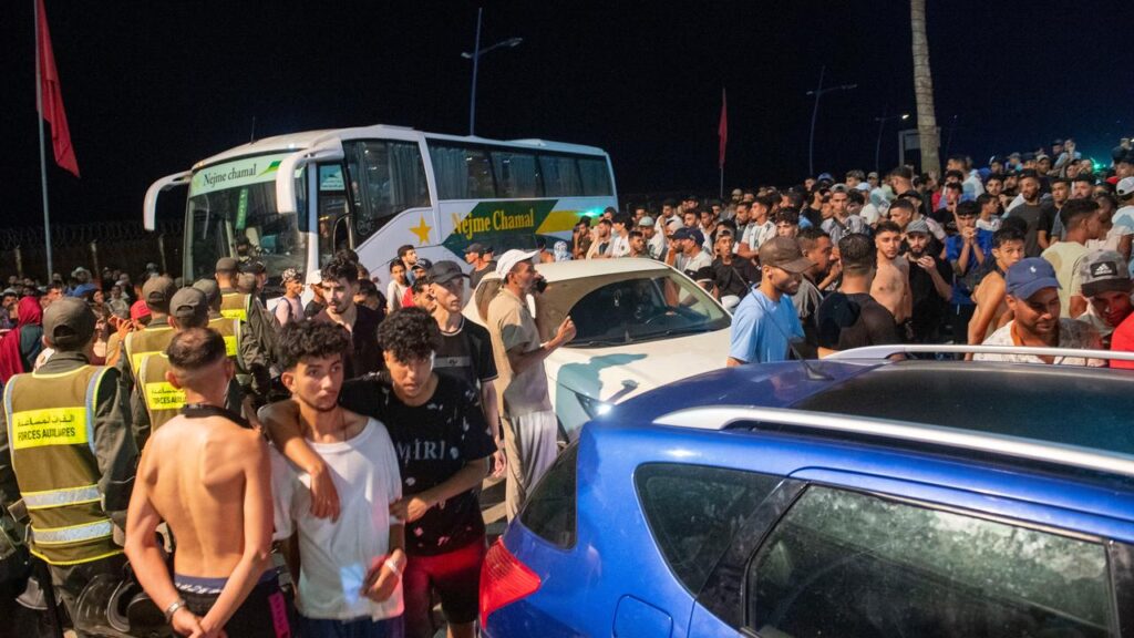 The roads into Fnideq were clogged as migrants continued to arrive overnight to try to enter Ceuta.
