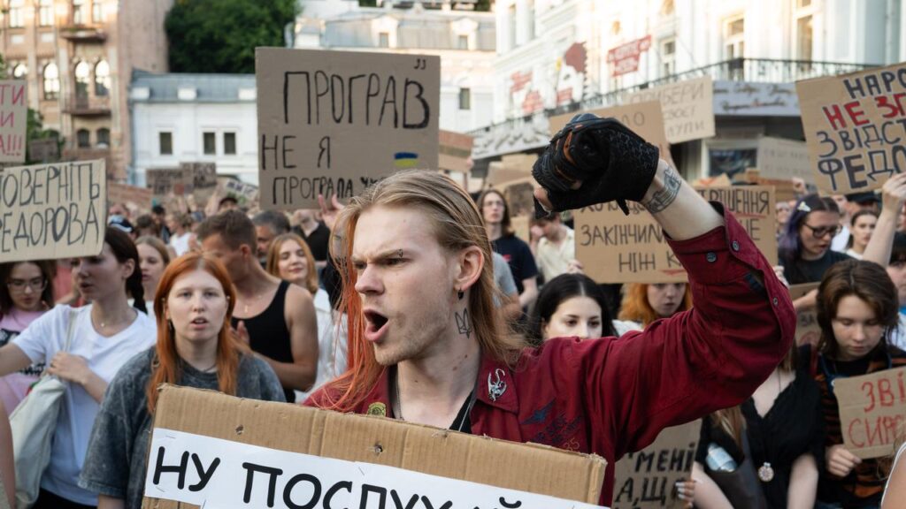 Protesters have rallied for a second day, urging the president to keep Mykhailo Fedorov in office.
