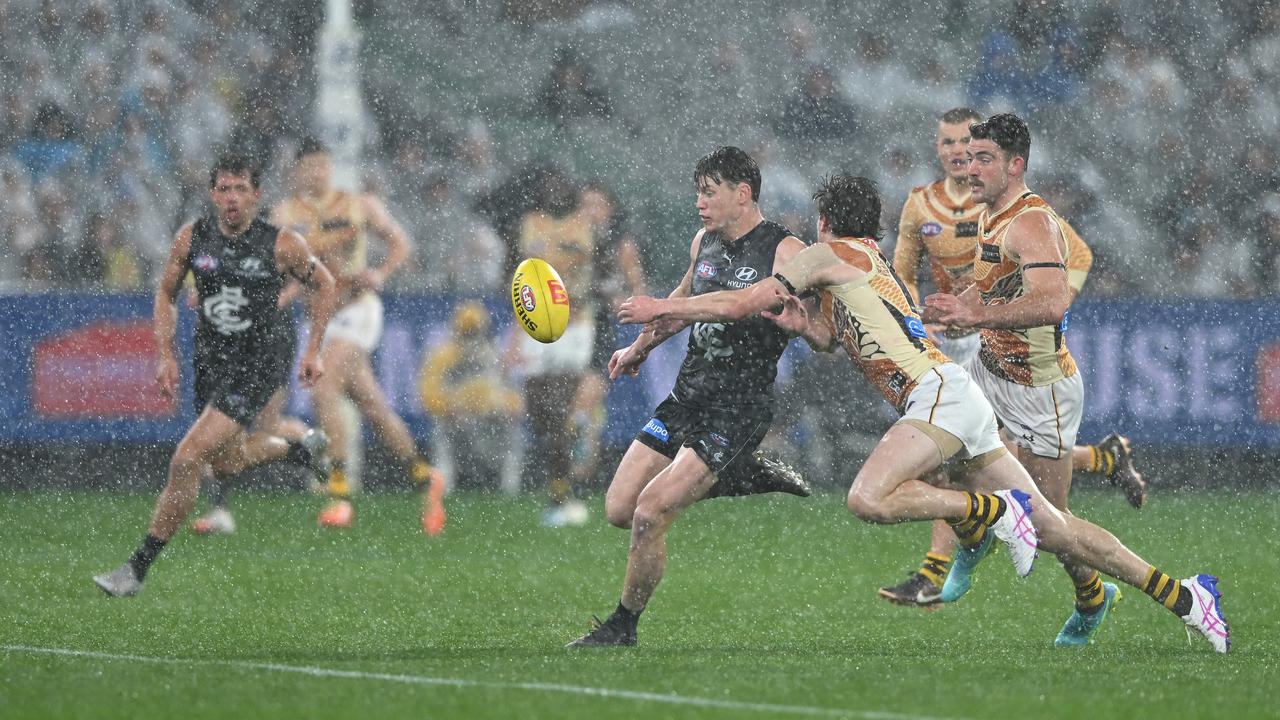 Sam Walsh of Carlton kicks