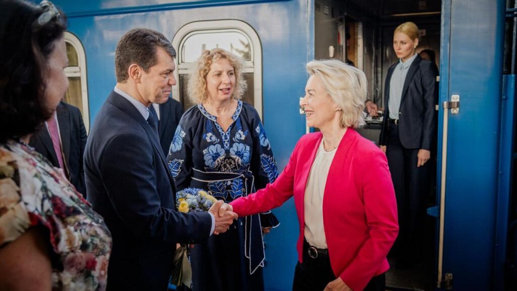 Foreign ministry official Olexander Mischenko welcomed Ursula von der Leyen in Kyiv.
