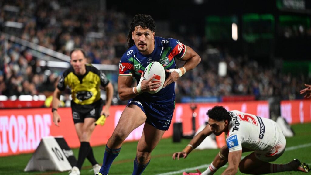 Dallin Watene-Zelezniak of the Warriors runs in to score a try against St George Illawarra.
