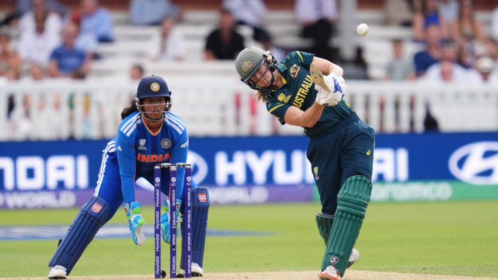 Australia’s Ellyse Perry (r) has been cleared to take on England in the T20 World Cup final
