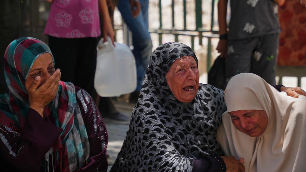 Palestinian women mourn