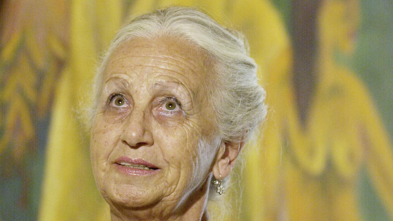 Olga Horak in front of a painting in 2001.