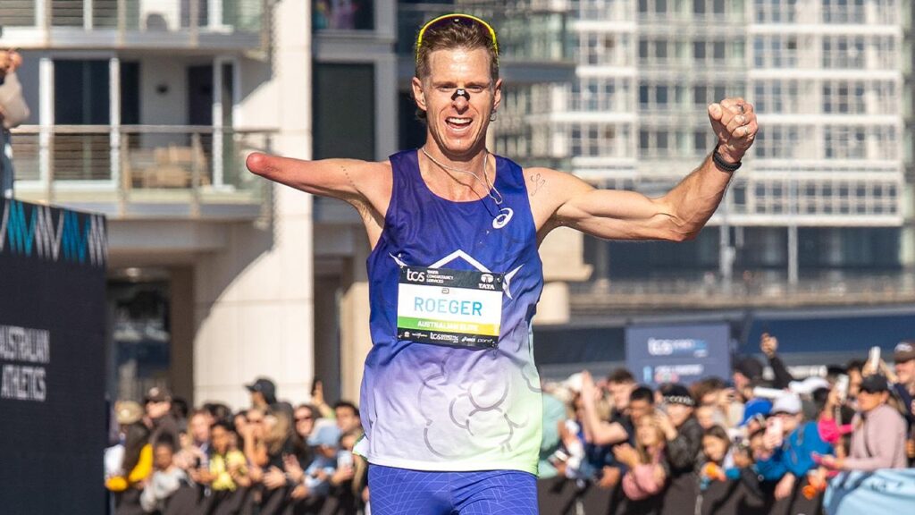 Michael Roeger breaks his own T46 world record at the Sydney Marathon.
