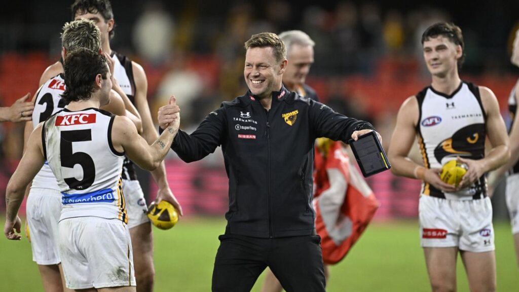 Sam Mitchell has extended his contract as Hawthorn coach.
