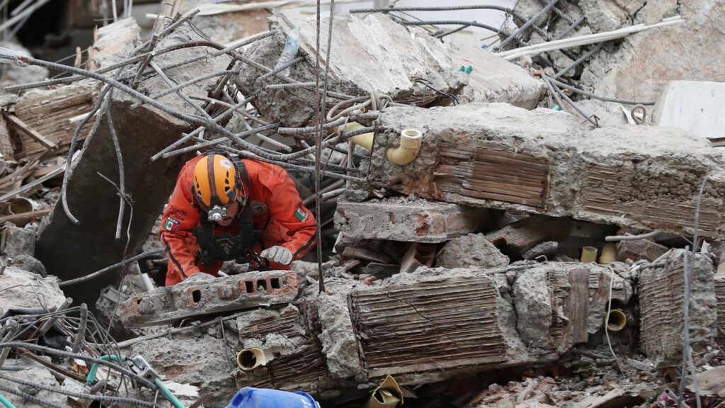 Rescuers in Colombia are racing against time as the possibility of finding quake survivors dwindles.
