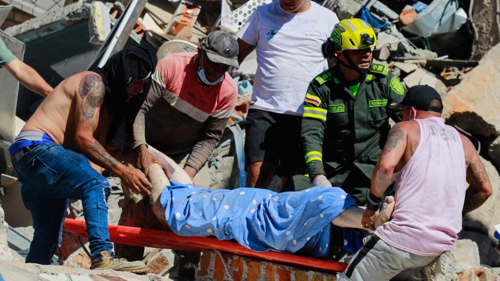 Residents and emergency crews pulled survivors from the rubble after Colombia’s earthquake.
