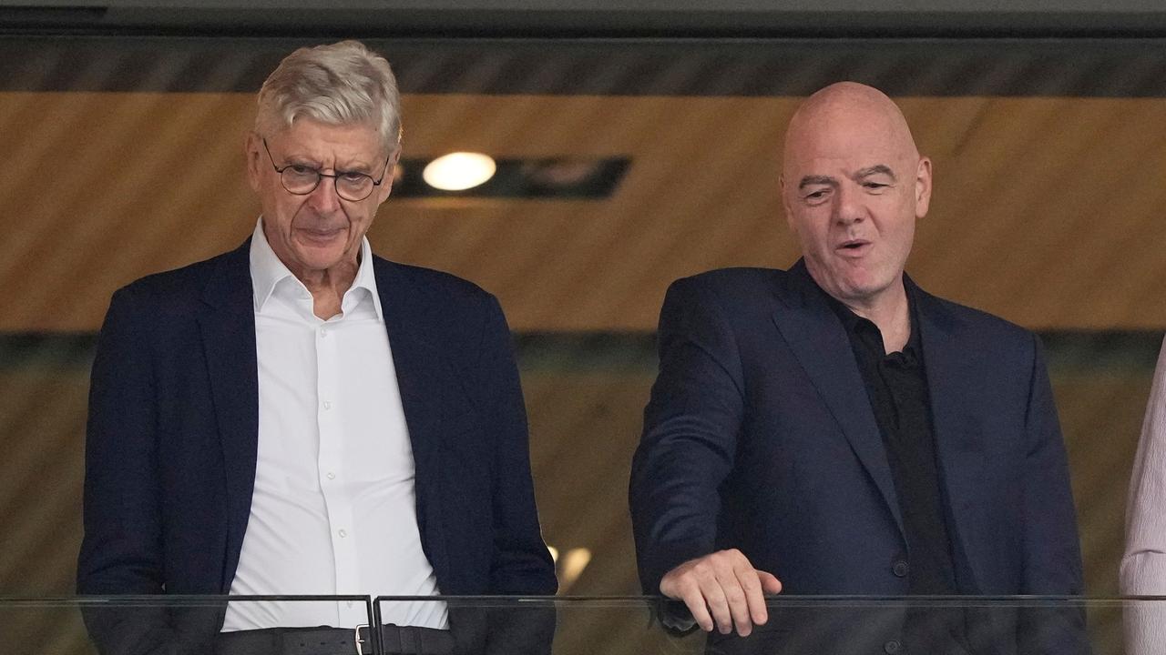 (L-R) Arsene Wenger and Gianni Infantino.