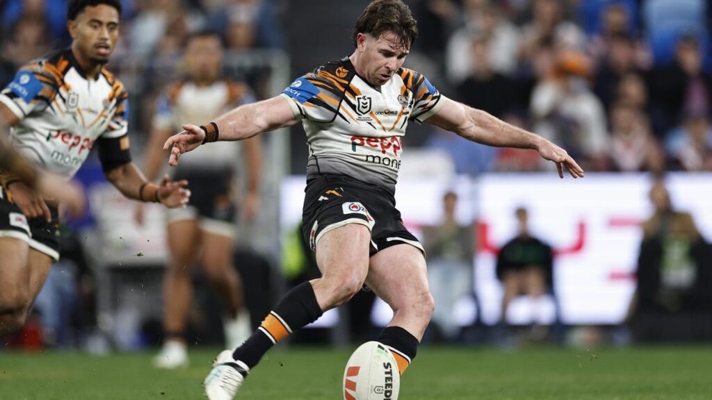 A last-minute Jock Madden field goal has seen Wests Tigers pip the Roosters in a 49-point thriller.
