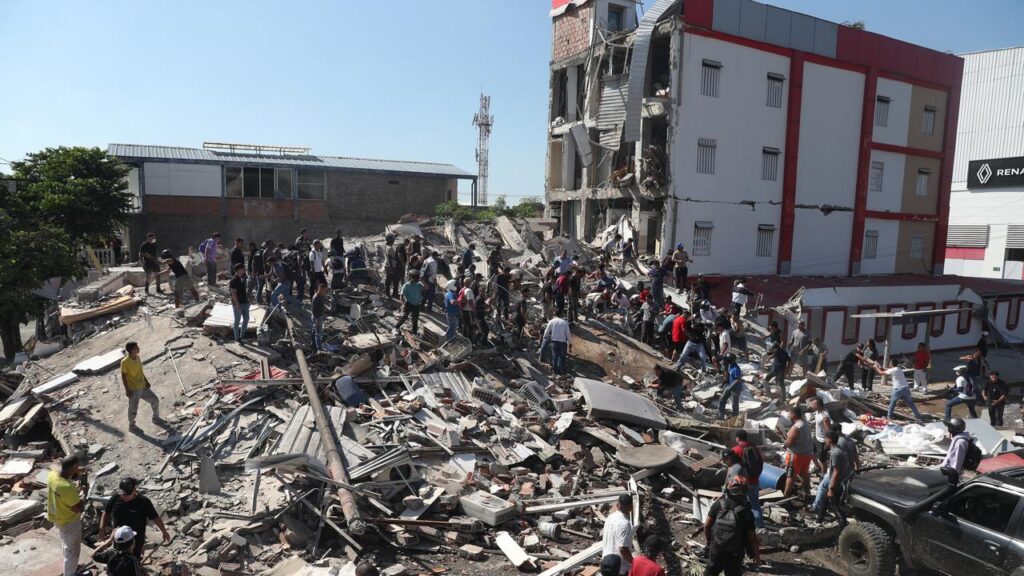 Rescuers and residents race the clock to free people trapped under rubble after a quake hit Cali.
