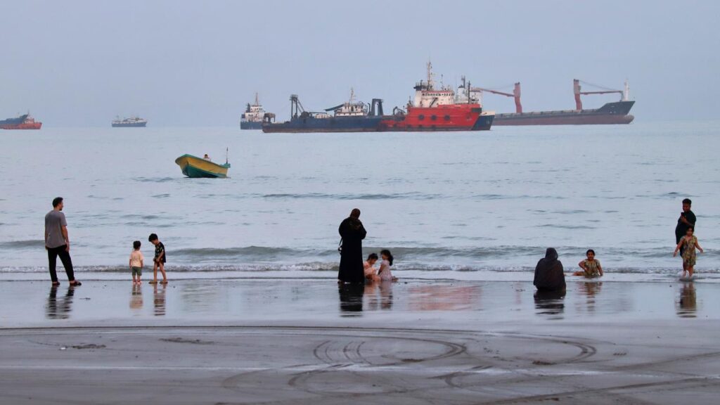 An Iran-Oman deal on control of the Strait of Hormuz is seen as crucial to a wider peace agreement.
