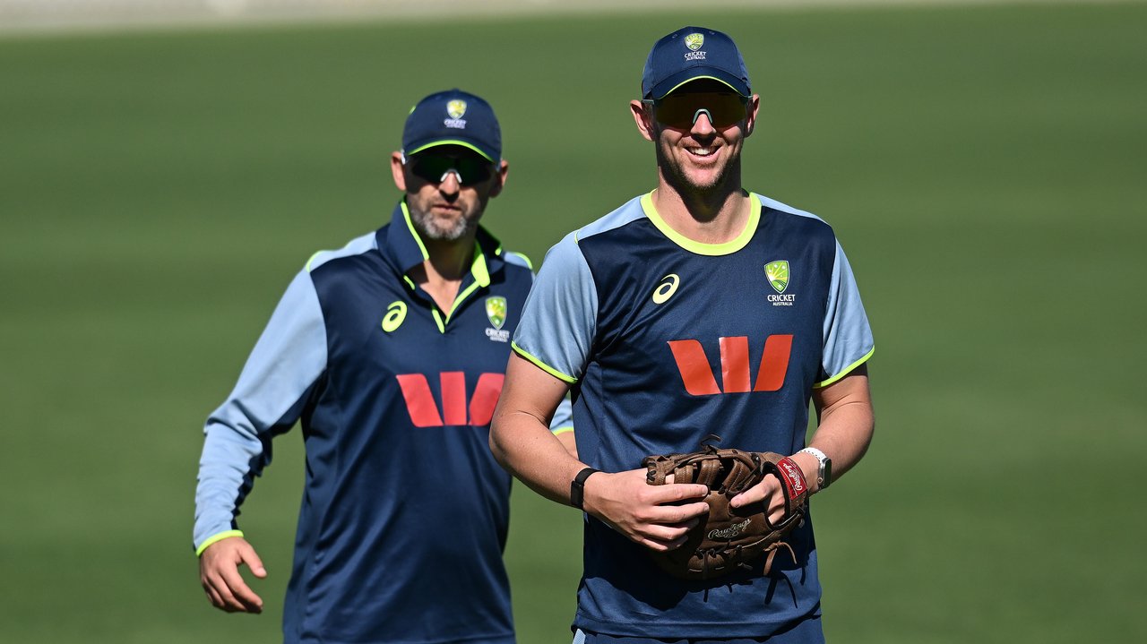 (L-R) Nathan Lyon and Josh Hazlewood.