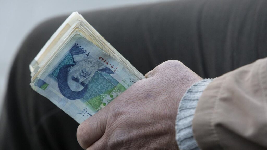 The value of the Iranian rial currency has fallen to a record low against the US dollar in Tehran.
