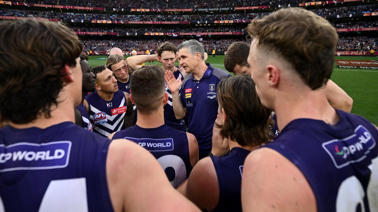 Justin Longmuir talks to his team after the final siren.