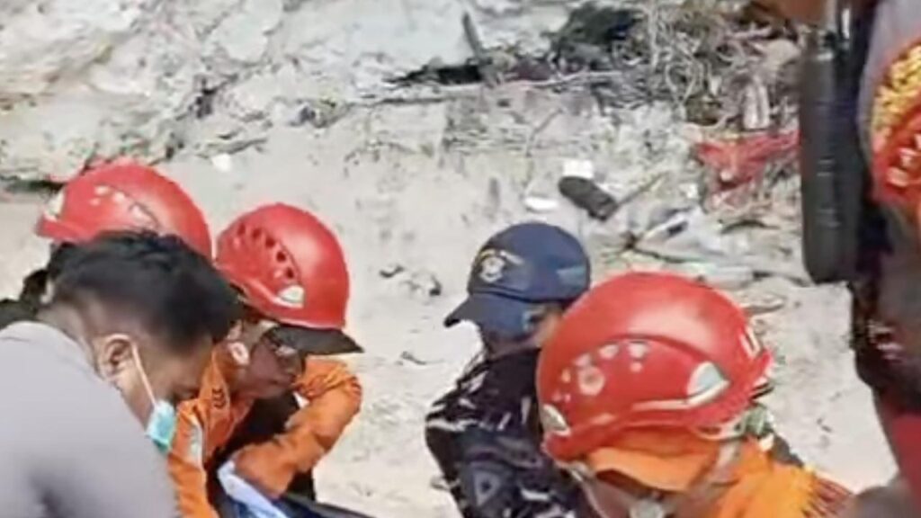 A 29-year-old Australian woman has died after falling from a clifftop while holidaying in Bali.
