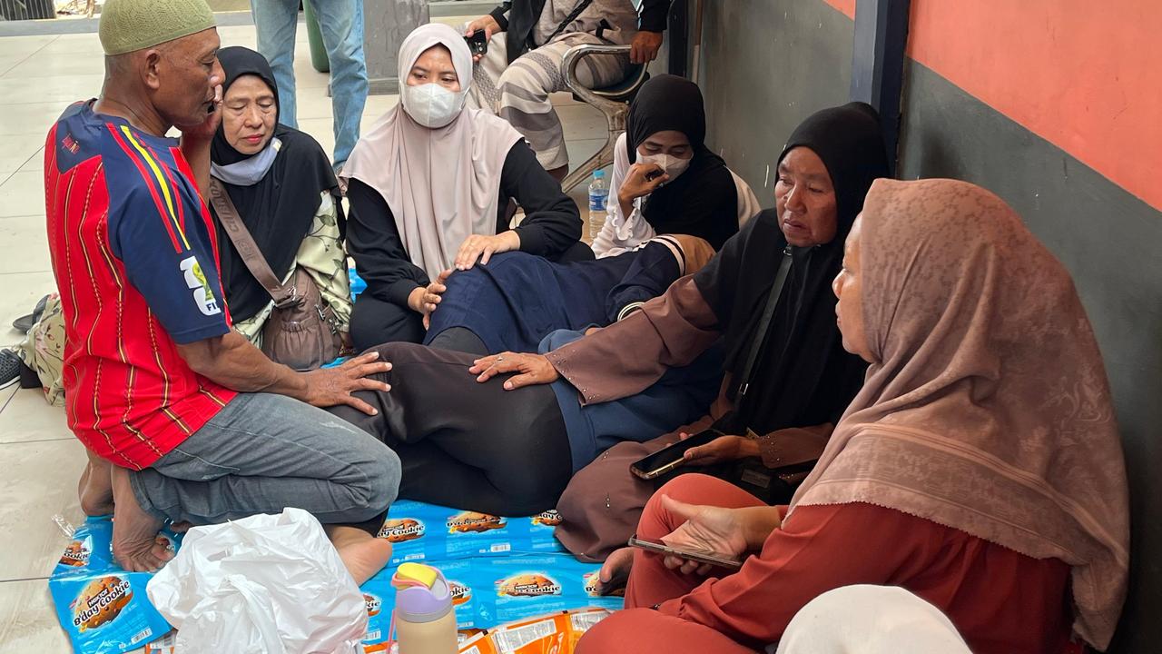 People wait for the news on their relatives in Banjarmasin