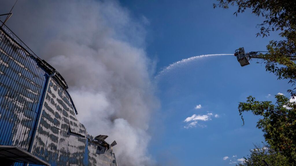 The bombardment of Kyiv continues as US President Trump pushes for an end to the war.
