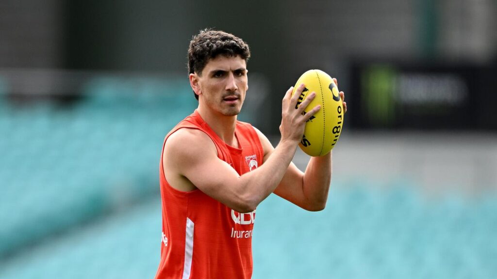 Justin McInerney (centre) returns for the Sydney Swans to take on Fremantle at the SCG.
