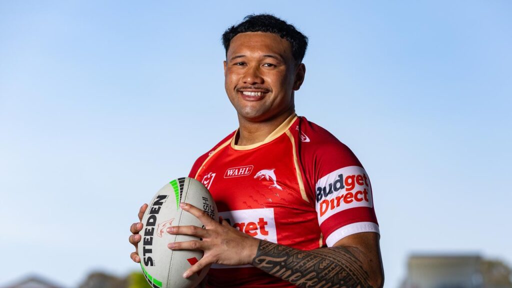 Kulikefu Finefeuiaki has re-signed with the Dolphins due to the influence of coach Kristian Woolf.
