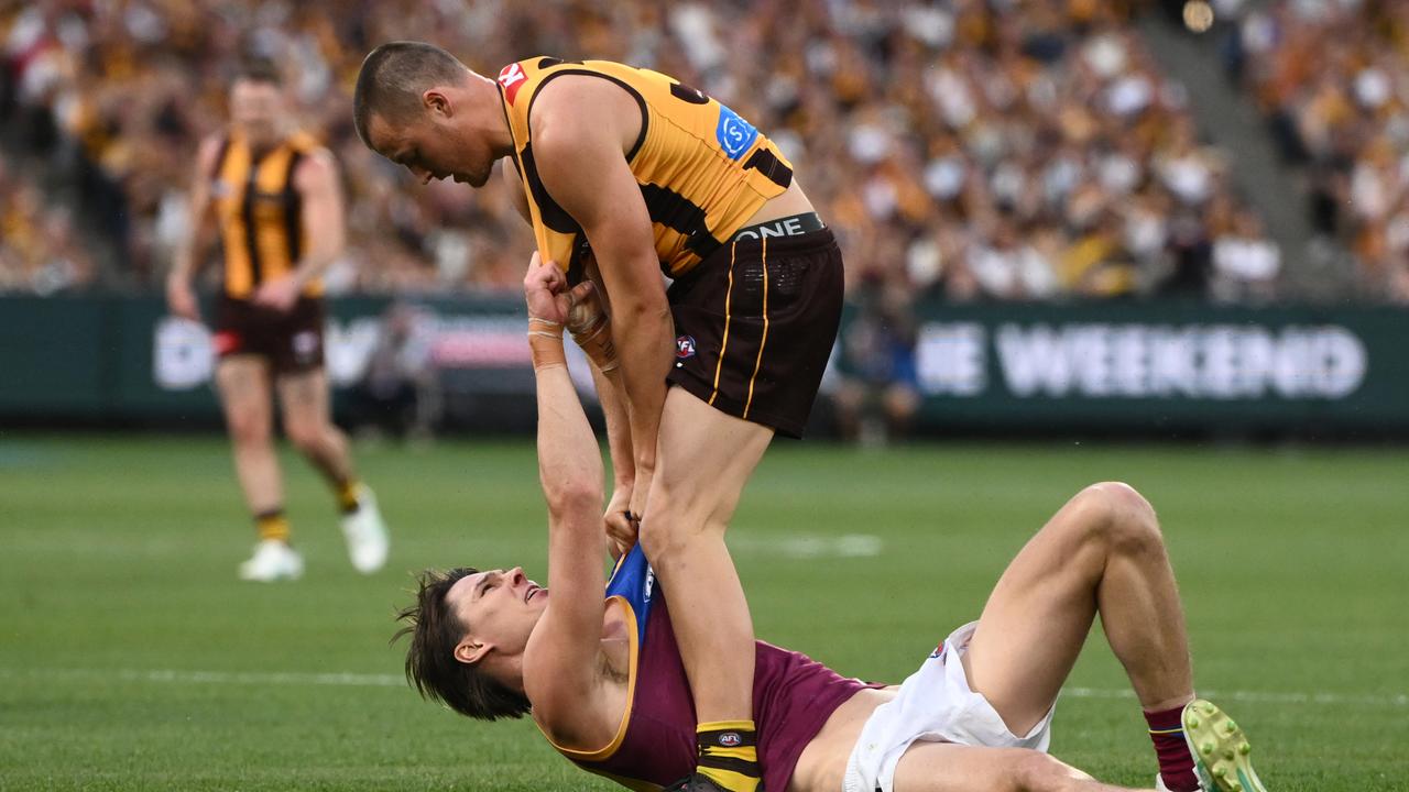 Jack Ginnivan of the Hawks scuffles with Eric Hipwood