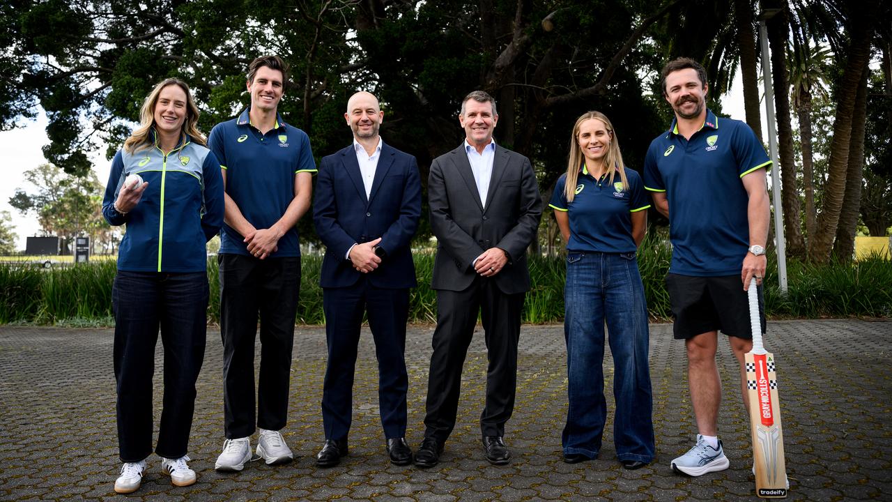 (L-R) Cricketers Ellyse Perry,
