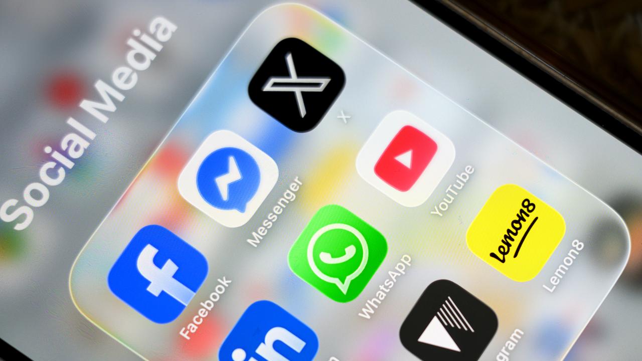 SOCIAL MEDIA APPS STOCK