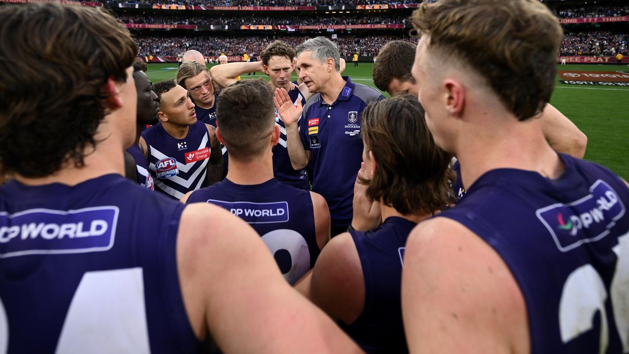 Fremantle coach Justin Longmuir addressed his disappointed troops.