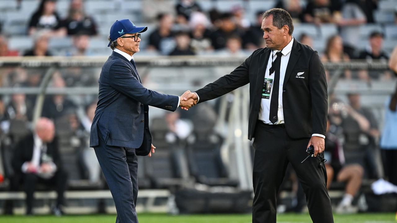 Rival coaches Les Kiss and Dave Rennie shake hands before the match.
