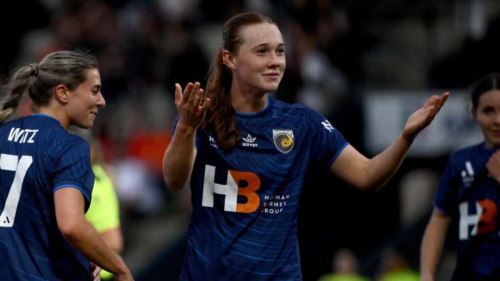 Teenager Skye Halmarick has netted for the second game running to help the Mariners stay perfect.
