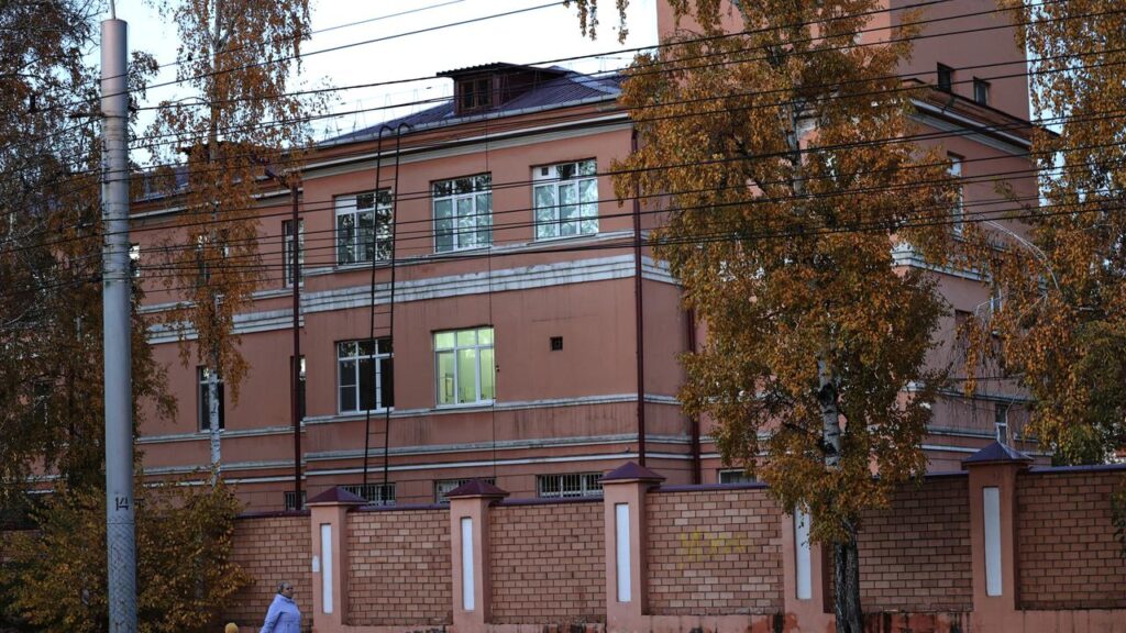 Authorities say a 28-year-old lab worker from an anti-plague research institute in Irkutsk died.

