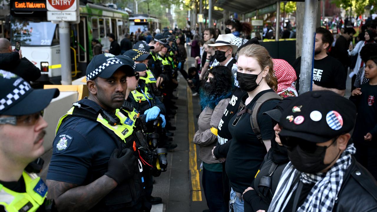 Victoria Police separate Avi Yemini from pro-Palestine protesters