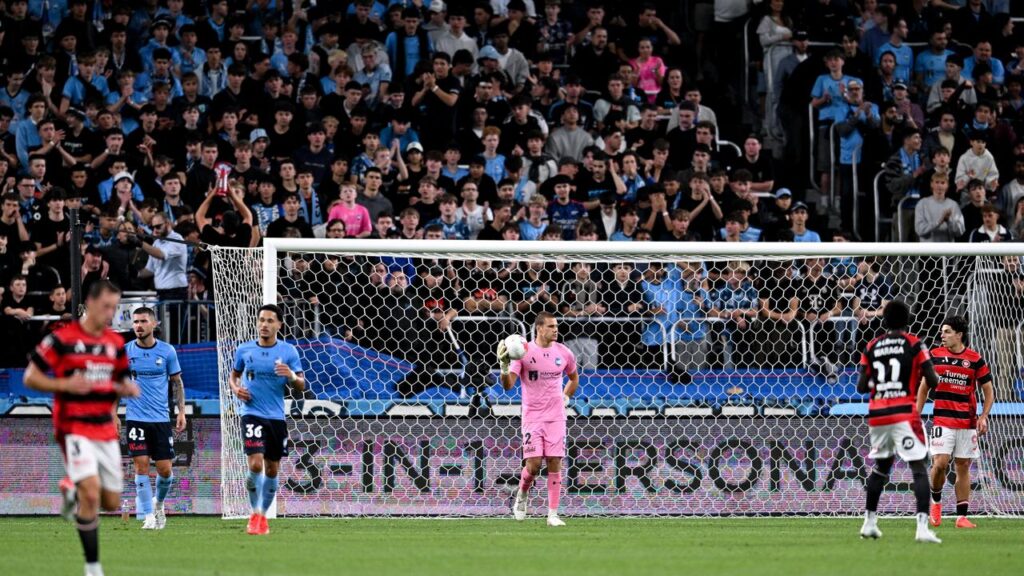 Neither side was able to break the deadlock as Sydney and Wanderers fought out a goalless draw.
