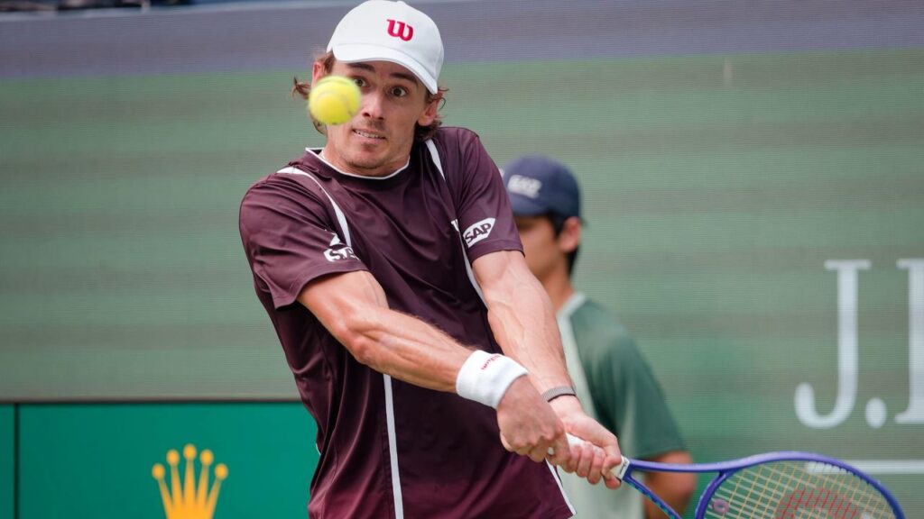 Australia’s Alex de Minaur is through to the quarter-finals at the Shanghai Masters.
