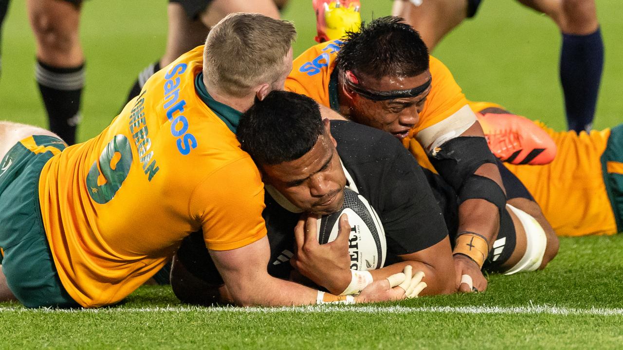 Tupou Vaa'i of New Zealand scores a try