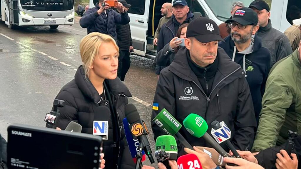 Russian and Ukrainian human rights commissioners have appeared side by side to address reporters.
