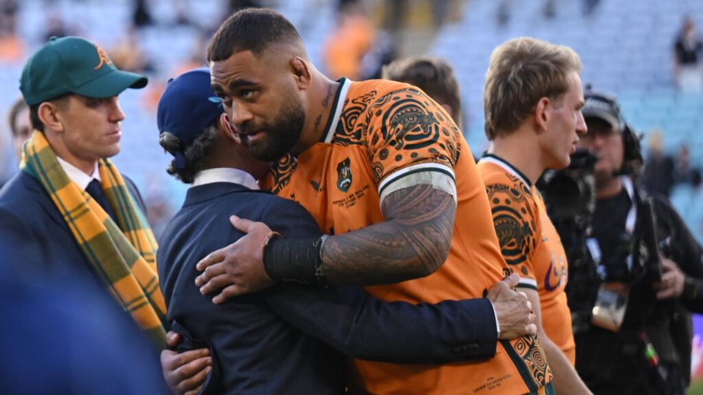 Australian coach Les Kiss gave Lukhan Salakaia-Loto a consoling hug after the loss in Sydney. 

