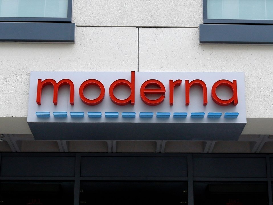 A Moderna sign at a building entrance.