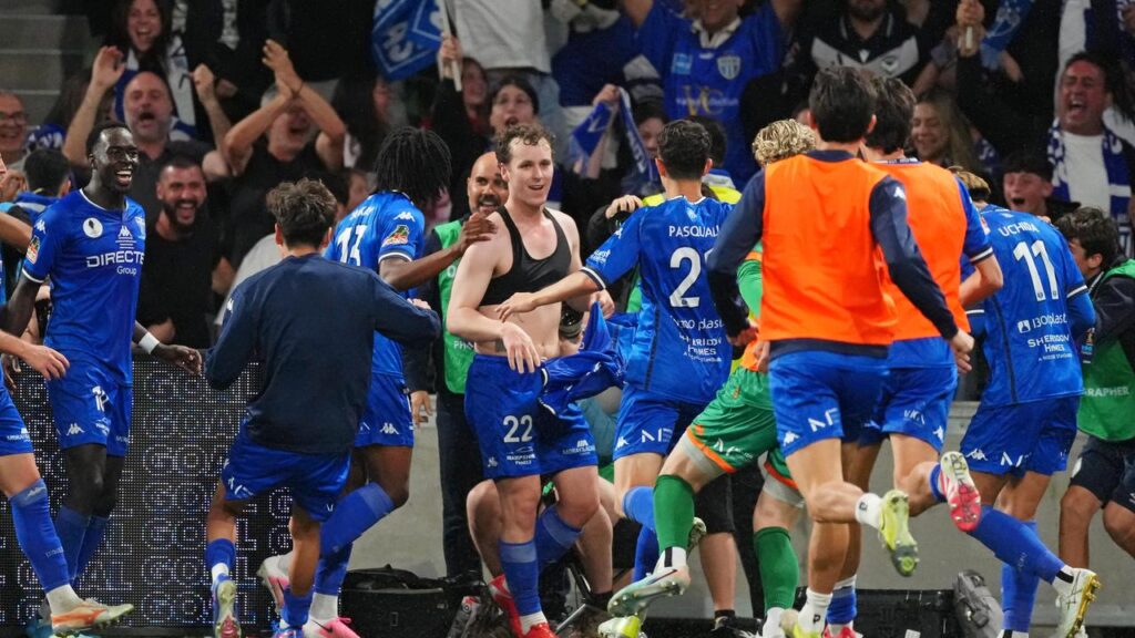 NPL side South Melbourne have beaten Melbourne Victory to claim the Australia Cup.
