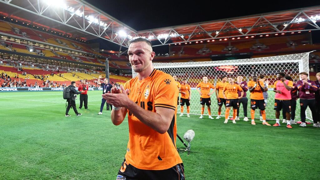 Tom Aldred’s late goal secured the Roar a hard-eared draw against Auckland in Brisbane.
