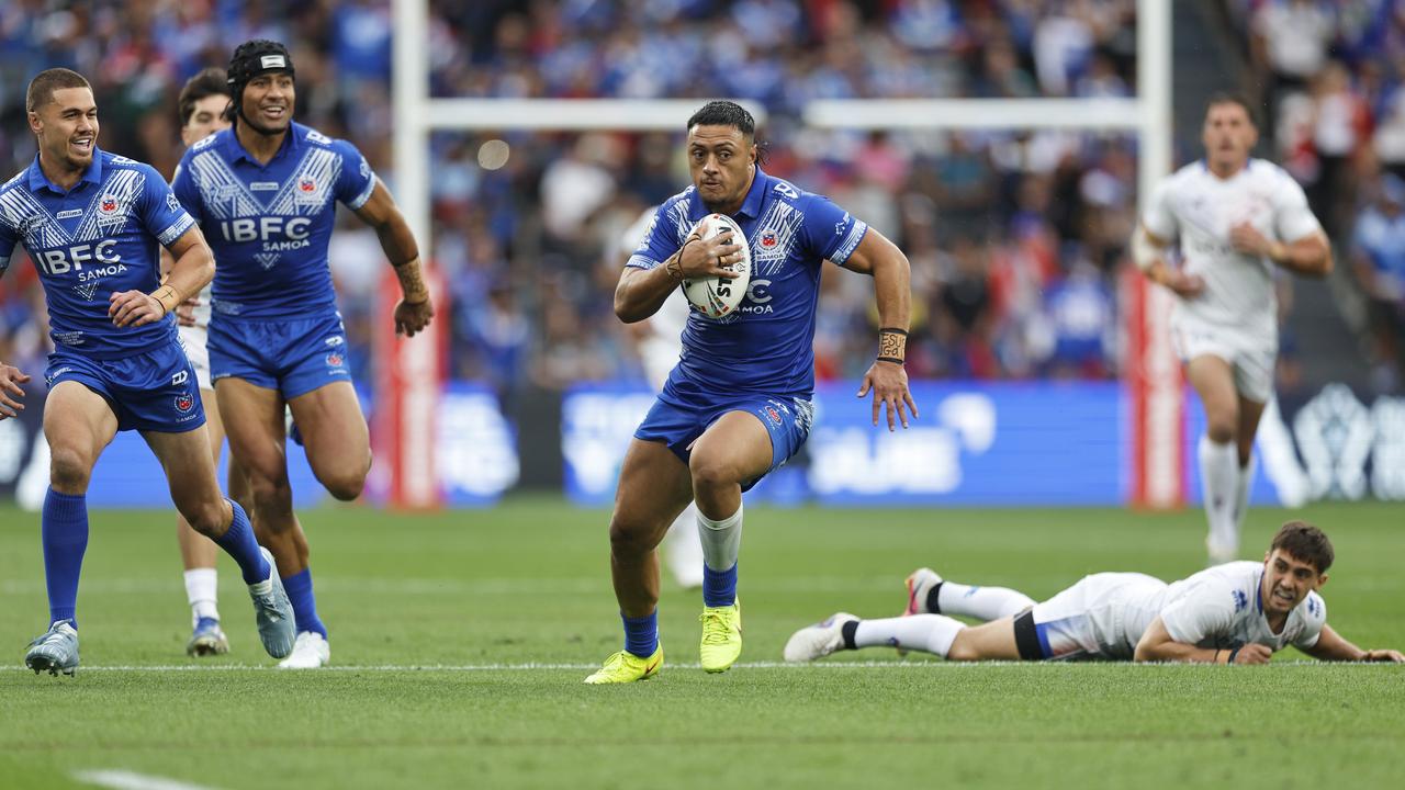 Jermaine McEwen scores a try for Samoa v France