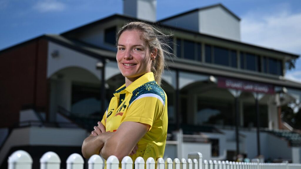 Nicola Carey has been called into the Australian team for the third ODI against Bangladesh.  
