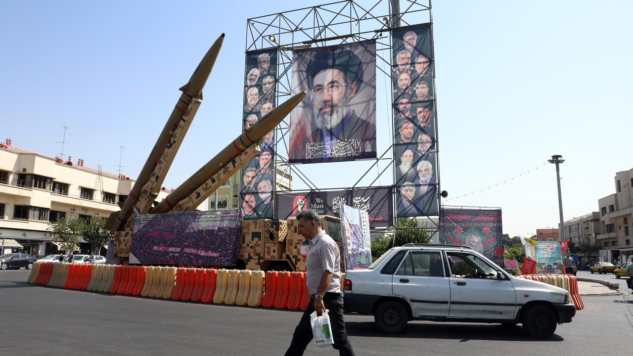Missiles are displayed in Tehran
